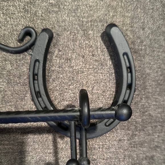 Black Horseshoe Wall Hook Rack - Picture 4 of 5